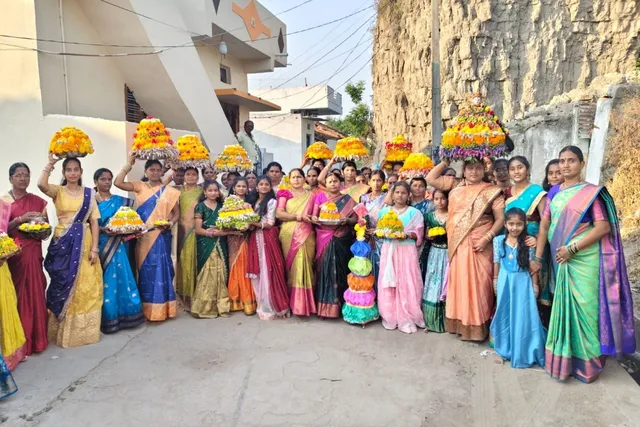 హున్సా గ్రామంలో ఘనంగా బతుకమ్మ సంబురాలు హున్సా గ్రామంలో ఘనంగా బతుకమ్మ సంబురాలు