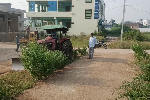 మధుర నగర్ లో రోడ్డుకి ఇరువైపులా ఉన్న చెట్ల తొలగింపు