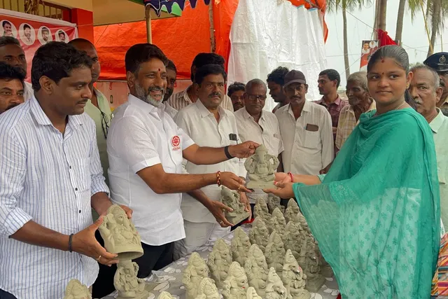 జనసేన పార్టీ ఆధ్వర్యంలో మట్టి వినాయక విగ్రహాలు పంపిణీ చేసిన ఎమ్మెల్యే