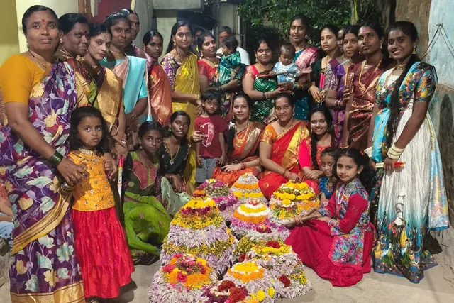 నారాయణఖేడ్లో ఘనంగా బతుకమ్మ సంబరాలు నారాయణఖేడ్లో ఘనంగా బతుకమ్మ సంబరాలు