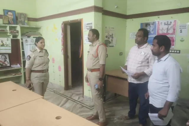 నగరిలో ఎన్నికల కేంద్రాలను పరిశీలించిన అడిషనల్ ఎస్పీ షాను నగరిలో ఎన్నికల కేంద్రాలను పరిశీలించిన అడిషనల్ ఎస్పీ షాను