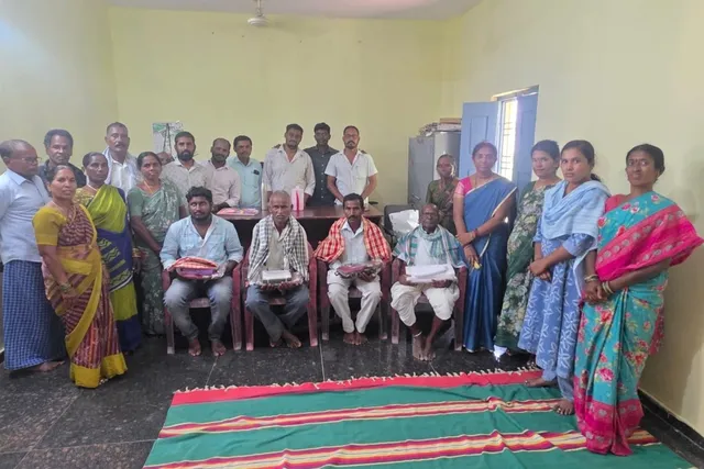 పండుగ సందర్భంగా గ్రామపంచాయతీ సిబ్బందికి దుస్తులు పంపిణీ