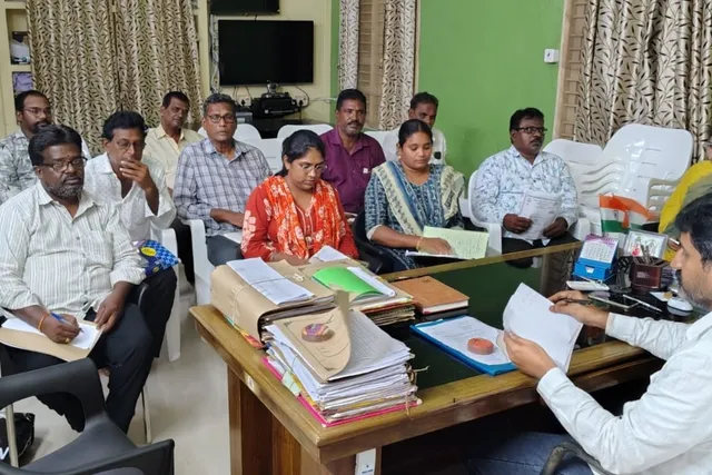 వీఆర్వోలతో సమీక్షా సమావేశం వీఆర్వోలతో సమీక్షా సమావేశం