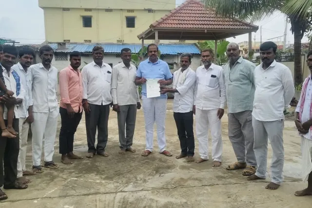 మాజీ ఎమ్మెల్యే చేతుల మీదుగా సీఎంఆర్ఎఫ్ చెక్కు పంపిణీ