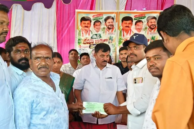 కళ్యాణ లక్ష్మీ చెక్కులు పంపిణీ చేసిన ఎమ్మెల్యే సంజీవరెడ్డి