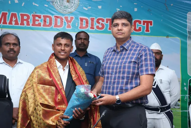 గిరిజన విద్యార్థి బన్నీకి కలెక్టర్ ఆశిష్ సంగ్వాన్ సన్మానం
