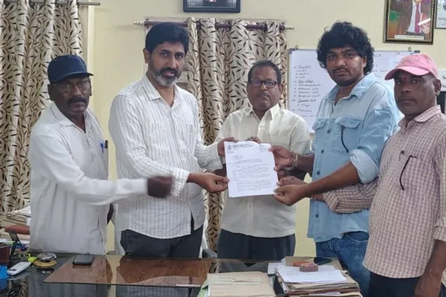 జర్నలిస్టుల సమస్యలపై MROకు వినతిపత్రం అందజేత జర్నలిస్టుల సమస్యలపై MROకు వినతిపత్రం అందజేత