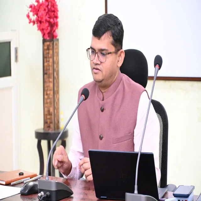 భారీ వర్షాల నేపథ్యంలో పాఠశాలకు సెలవుల విషయమై ఆదేశాలు జారీ