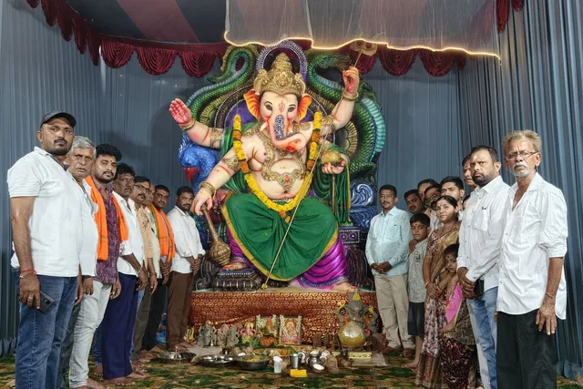 వినాయక మండపాన్ని సందర్శించిన సీపీఐ నాయకులు