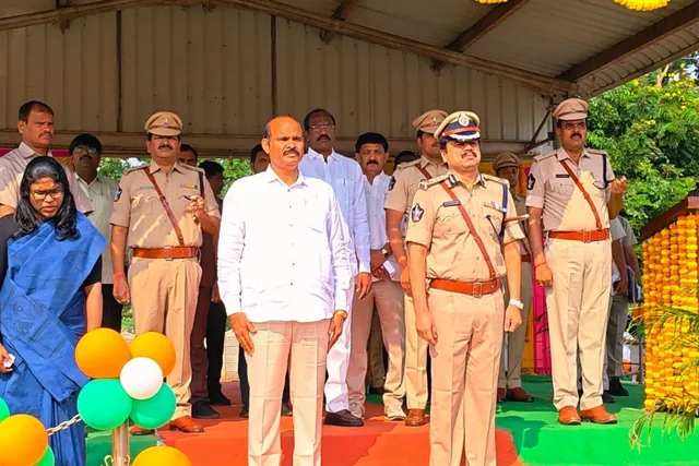 మంత్రి కొలుసు పార్థసారధిని కలిసిన ఏలూరు రేంజీ ఐజి అశోక్