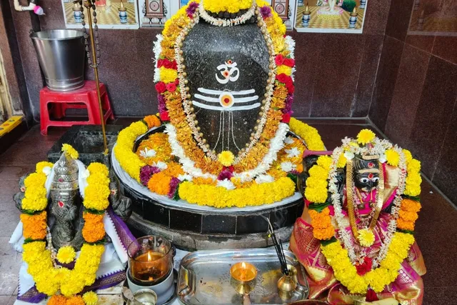 నరసాపురంలో శ్రీ కామాక్షి సమేత ఏకాంబరేశ్వర స్వామి వారికి పంచామృతాభిషేకాలు