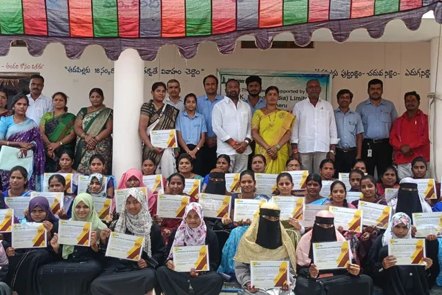 మహిళలకు కుట్టు మిషన్ శిక్షణ.. సర్టిఫికెట్లు అందజేత