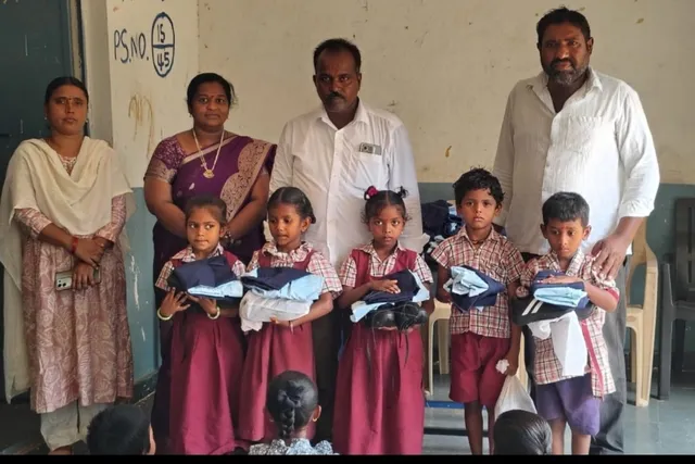 ఇంద్రానగర్ తాండ ప్రైమరీ స్కూల్ విద్యార్థులకు యూనిఫాం పంపిణీ