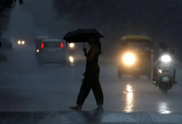 తీర ప్రాంతాల్లో మొదలైన బలమైన ఈదురుగాలులు