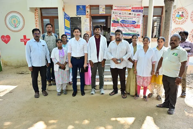 ఆరోగ్య కేంద్రంలో కలెక్టర్ ఆకస్మిక తనిఖీ: అభివృద్ధికి హామీ