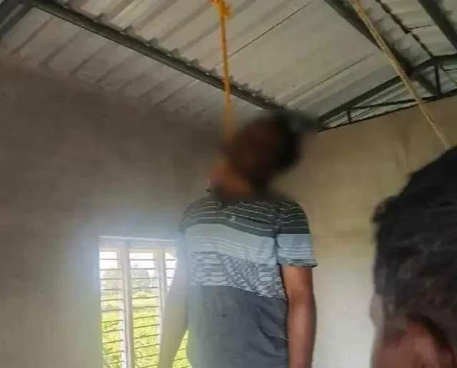 కామారెడ్డిలో ప్రభుత్వ ఉద్యోగి ఆత్మహత్య