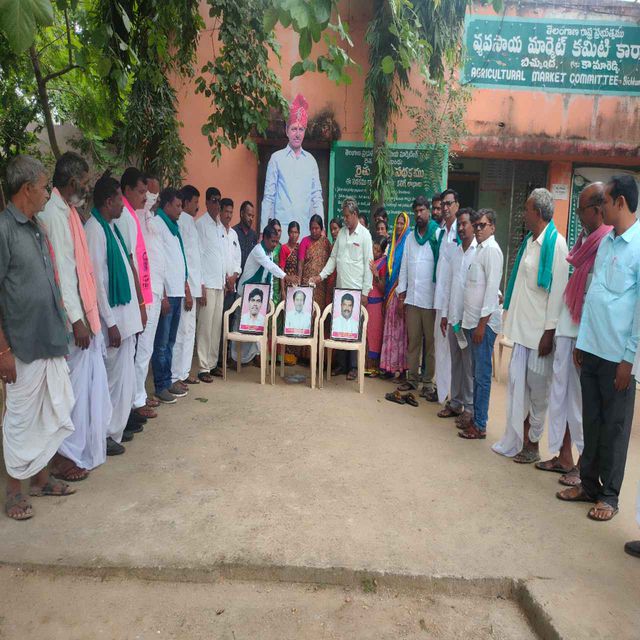 కేసీఆర్, హన్మంత్ షిండే చిత్రపటాలకు పాలాభిషేకం