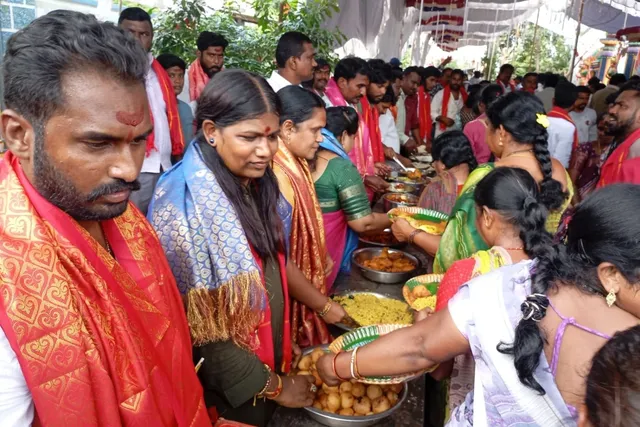 దేవి శరన్నవరాత్రుల సందర్భంగా అన్నదానం దేవి శరన్నవరాత్రుల సందర్భంగా అన్నదానం