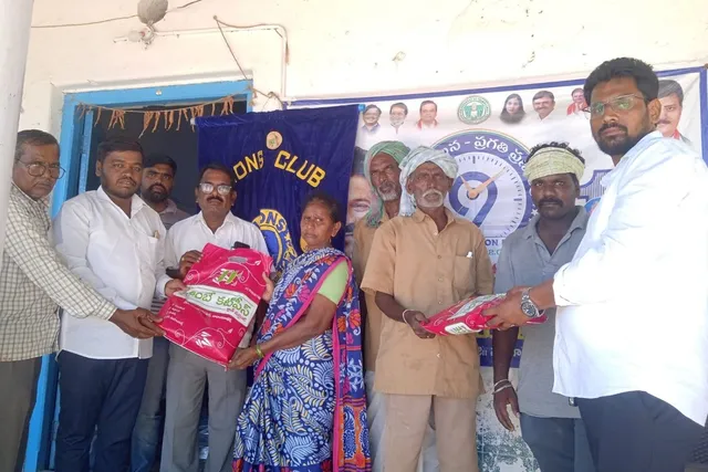 దసరా కానుకగా పారిశుద్ధ్య కార్మికులకు దుస్తుల పంపిణీ