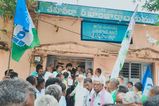 అగళిని కరవు మండలంగా ప్రకటించాలని వైసీపీ ధర్నా అగళిని కరవు మండలంగా ప్రకటించాలని వైసీపీ ధర్నా