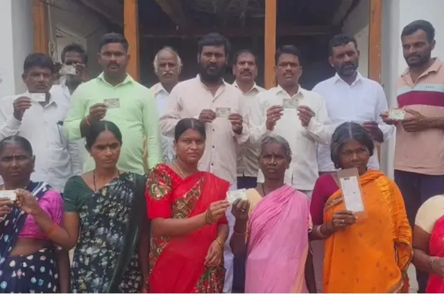 వెల్లుట్లపేటలో స్మార్ట్ రేషన్ కార్డుల పంపిణీ