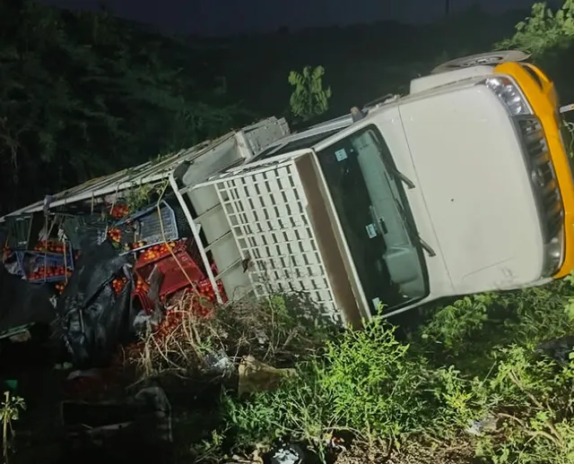 టమాటా లోడుతో వెళ్తున్న బొలెరో బోల్తా టమాటా లోడుతో వెళ్తున్న బొలెరో బోల్తా