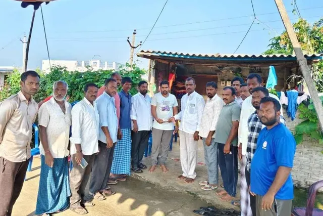 ఆటో డ్రైవర్ కుటుంబానికి ఆర్థిక సహాయం అందజేత