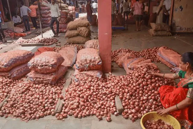 శ్రీకాకుళంలో బగ్గు మంటున్న ఉల్లి ధరలు
