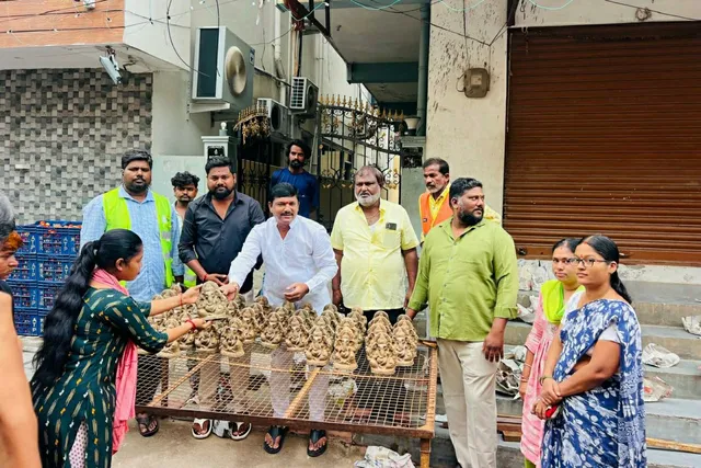 బాబుల్ రెడ్డి నగర్‌లో మట్టి వినాయక విగ్రహాల పంపిణీ