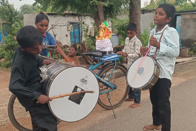 చిన్నారుల వినూత్న వినాయక నిమజ్జనం