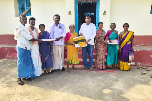 మాజీ సర్పంచ్ సాయిలు చేతుల మీదుగా బతుకమ్మ చీరల పంపిణీ