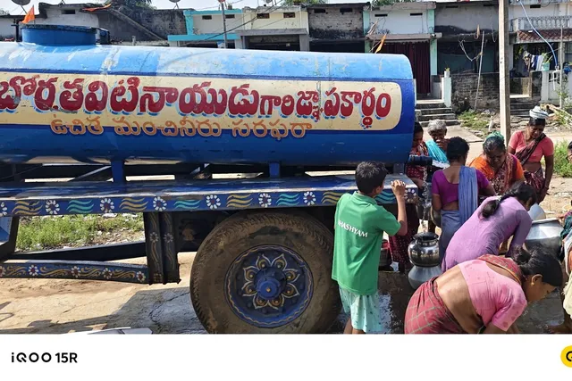 వసప గ్రామానికి టిడిపి యువ నాయకుల నీటి ట్యాంకర్ సాయం