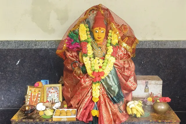 శ్రీ దుర్గాదేవి అవతారంలో దర్శనమిస్తున్న కనకదుర్గమ్మ