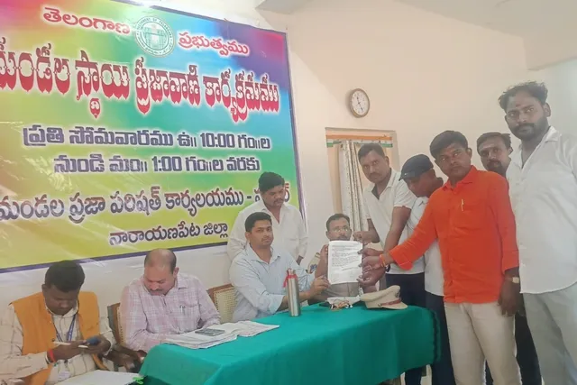 మా గ్రామ వైద్యుడిని బదిలీ చేయొద్దు.. రైతులు మా గ్రామ వైద్యుడిని బదిలీ చేయొద్దు.. రైతులు