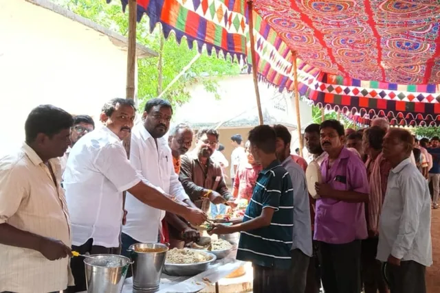 వైరాలో అన్నదాన కార్యక్రమాన్ని ప్రారంభించిన కట్ల రంగారావు, సంతోష్ వైరాలో అన్నదాన కార్యక్రమాన్ని ప్రారంభించిన కట్ల రంగారావు, సంతోష్