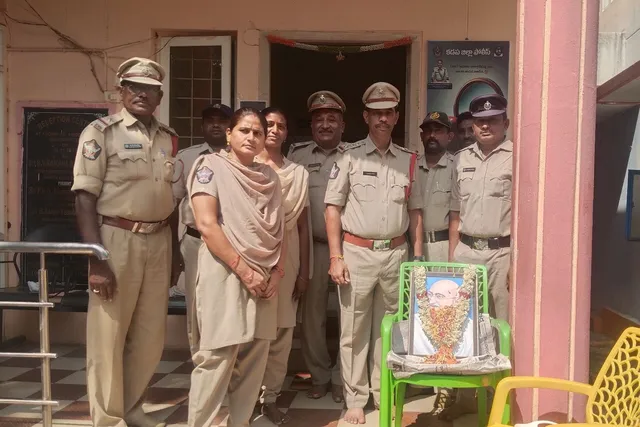 వన్ టౌన్ పోలీస్ స్టేషన్ లో గాంధీ జయంతి వేడుకలు వన్ టౌన్ పోలీస్ స్టేషన్ లో గాంధీ జయంతి వేడుకలు