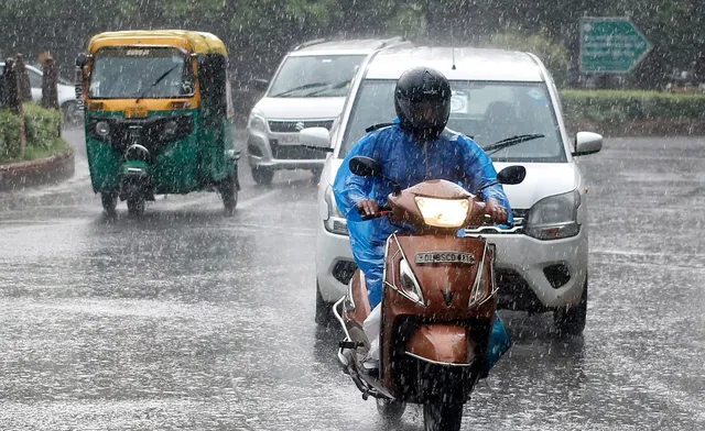 బంగాళాఖాతంలో అల్పపీడనం.. తెలుగు రాష్ట్రాల్లో మోస్తరు వర్షాలు బంగాళాఖాతంలో అల్పపీడనం.. తెలుగు రాష్ట్రాల్లో మోస్తరు వర్షాలు