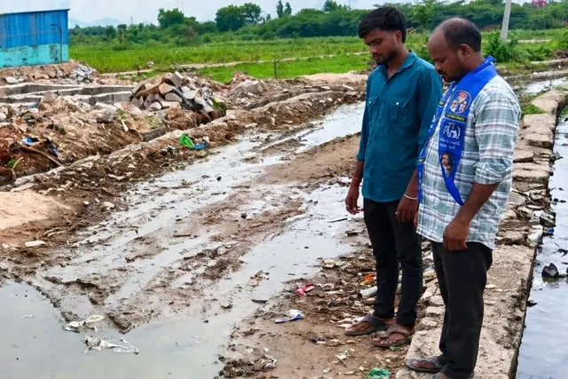 దళిత కాలనీలో మురుగునీరు: బీఎస్పీ నాయకుల ఆందోళన