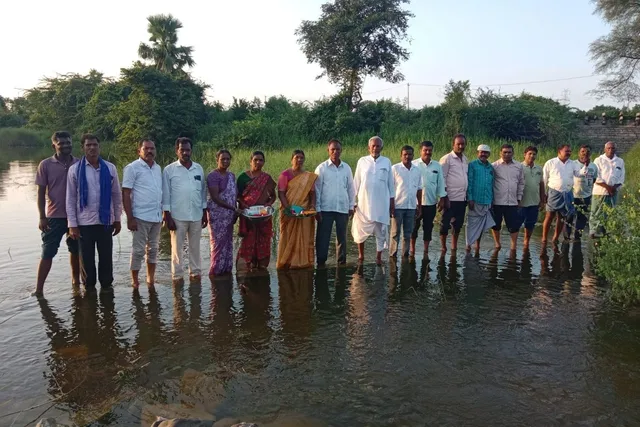 చెక్‌డ్యామ్‌ కం బ్రిడ్జిపై నుంచి దిగువకు ప్రవహిస్తున్న నీరు
