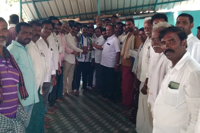 రొళ్లలో ఎస్సీ జడ్పీటీసీ స్థానంకు వైసీపీ నుంచి పేర్లు నమోదు చేసుకున్న18 మంది