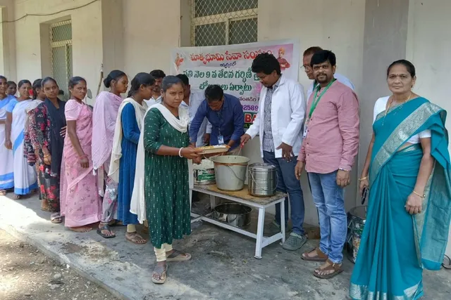 గర్భిణీలకు మాతృభూమి సేవా సంఘం భోజన వితరణ