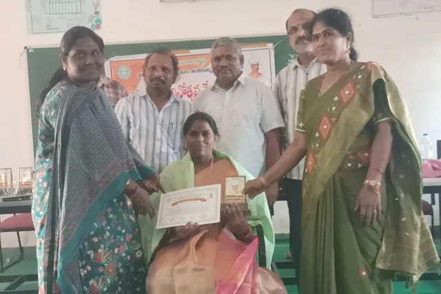 బక్కి అనితకు మండల స్థాయి ఉత్తమ ఉపాధ్యాయ పురస్కారం