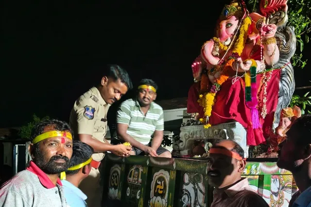 మునిగలవీడులో గణపయ్య నిమజ్జనంకు కొబ్బరికాయ కొట్టిన ఎస్‌ఐ కరుణాకర్