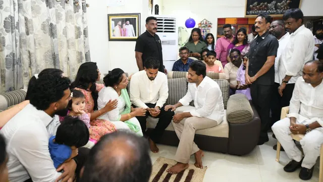కాకుమాను రాజశేఖర్ కుటుంబాన్ని పరామర్శించిన వైఎస్ జగన్‌