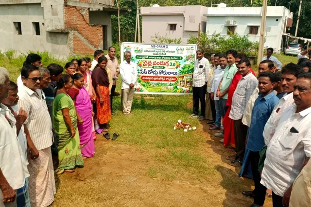 పాములవాకలో సీసీ రోడ్లు, గోకులాలు నిర్మాణాలకు శంకుస్థాపన