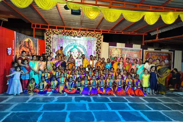 బాల ఆంజనేయస్వామి గుడిలో కోలాటం ప్రదర్శన