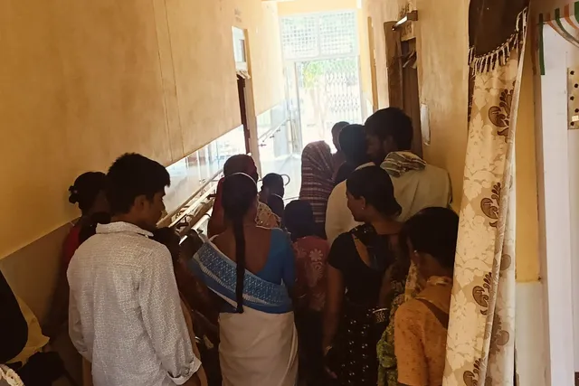 కూర్చోవడానికి కుర్చీలు లేక ఇబ్బంది పడుతున్న రోగులు