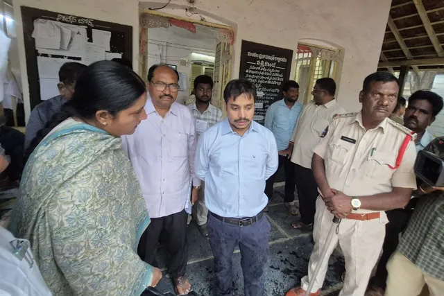 నామినేషన్ కేంద్రాలను పరిశీలించిన జాయింట్ కలెక్టర్