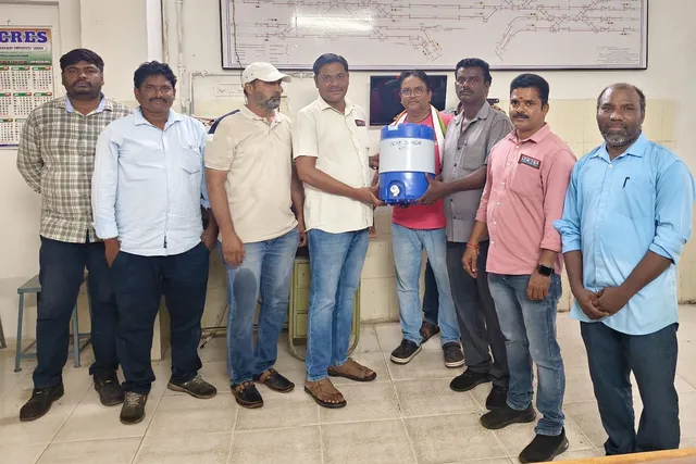 రైల్వే ఉద్యోగులకు కూల్ వాటర్ క్యాన్ల పంపిణీ