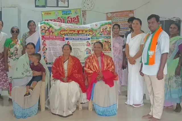 అంగన్వాడీ టీచర్లకు, ఆయాలకు బీజేపీ ఆధ్వర్యంలో సన్మానం అంగన్వాడీ టీచర్లకు, ఆయాలకు బీజేపీ ఆధ్వర్యంలో సన్మానం